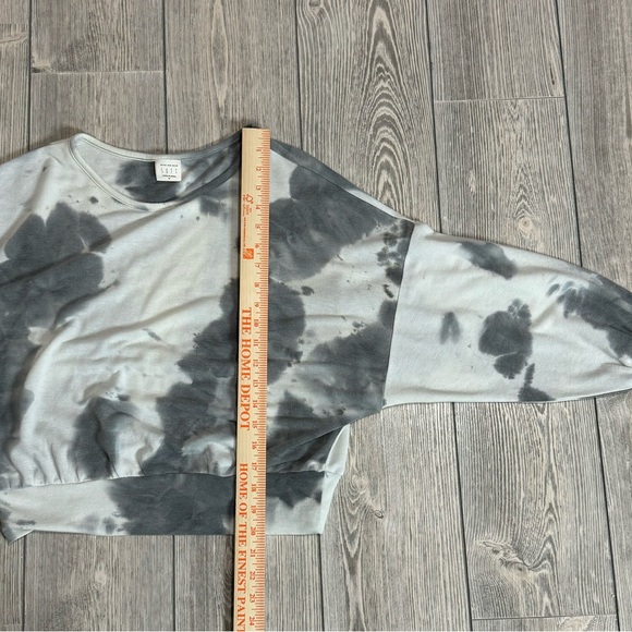 Skies are Blue Soft White & Gray Tie Dye Oversized Crop Sweatshirt Size Medium - Picture 8 of 9